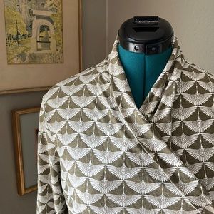 Synergy size Large wrap around long sleeve